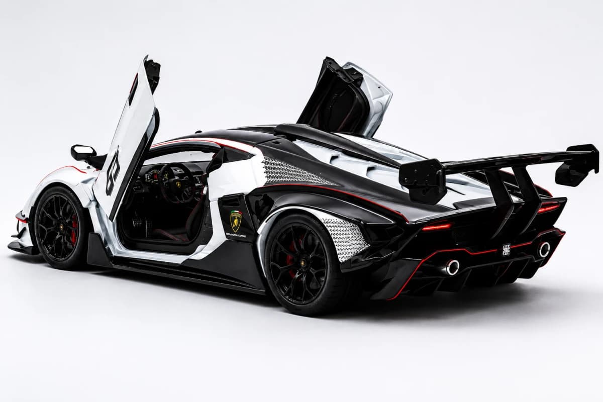Lamborghini Essenza SCV12 Race image 4